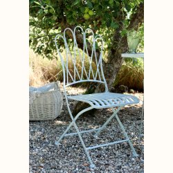 caf�s�t med klapstole og rundt bord i lysebl�