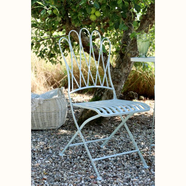 caf�s�t med klapstole og rundt bord i lysebl�