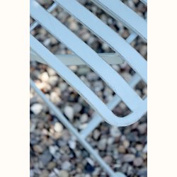 s�de med lameller p� stol i lysebl�t caf�s�t