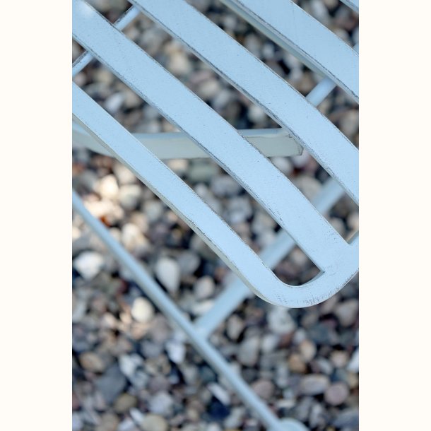 s�de med lameller p� stol i lysebl�t caf�s�t