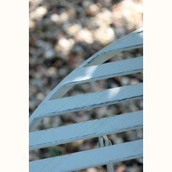 detalje af metalstel p� stol i lysebl�t jern