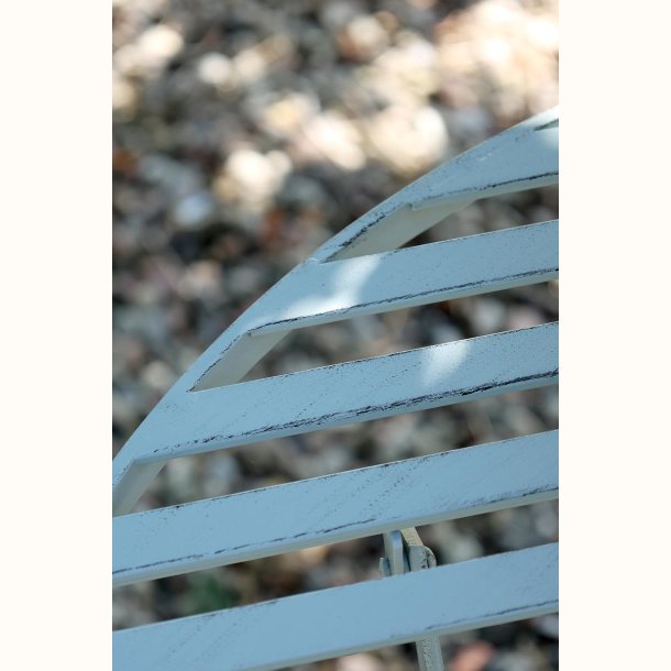 detalje af metalstel p� stol i lysebl�t jern