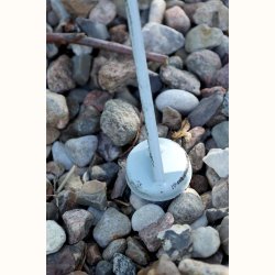 lysebl�t caf�s�t p� stenbel�gning i haven