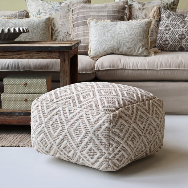 loungepuf placeret foran sofa i stue