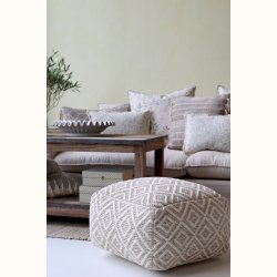 loungepuf i stue set fra vinkel med puder