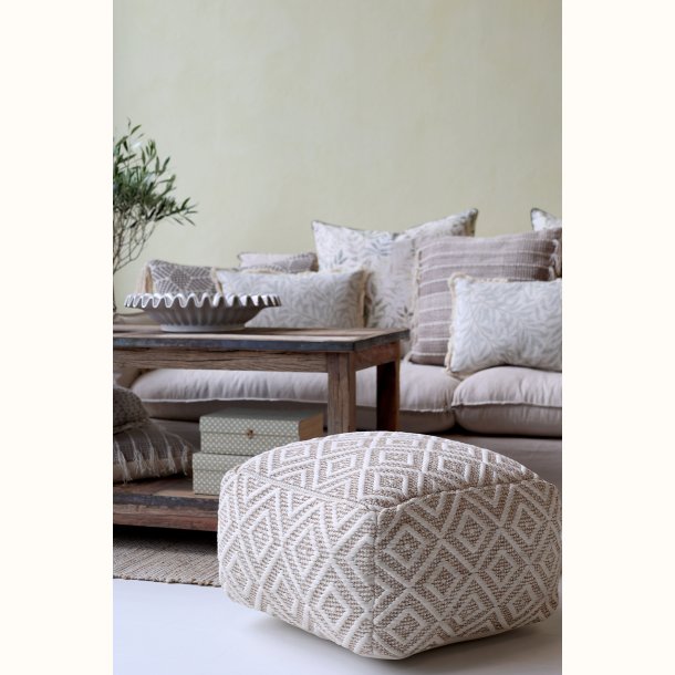 loungepuf i stue set fra vinkel med puder