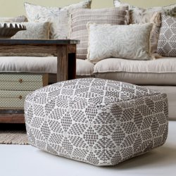 loungepuf brugt som siddeplads foran sofa