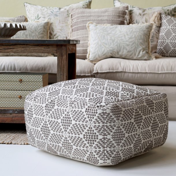 loungepuf brugt som siddeplads foran sofa