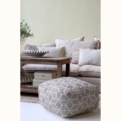 loungepuf med m�nster i stue med sofa og puder