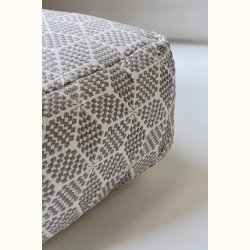 detalje af tekstil og m�nster p� loungepuf