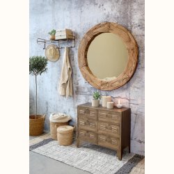 Kommode i jern med antique messing i rustik entr� og klassisk elegance