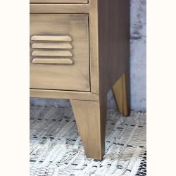 Kommode i jern med dekorative skuffer og rustikt design