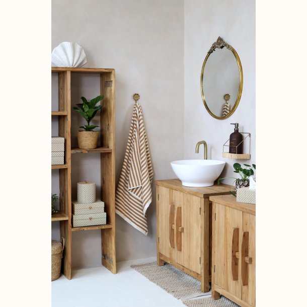 Rustikt tr�skab i badev�relse med klassisk elegance og naturmaterialer