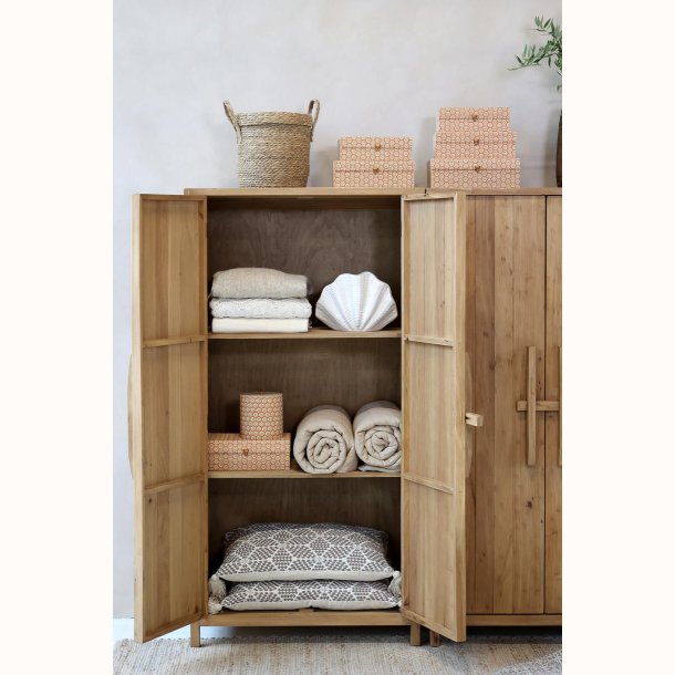 Skab i naturtr� med rummelige hylder og vintage interi�r