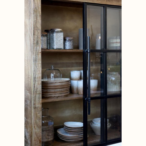 Indvendige hylder i vitrineskab med glas og skyded�re