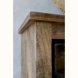 Detalje af top i mangotr� p� vitrineskab