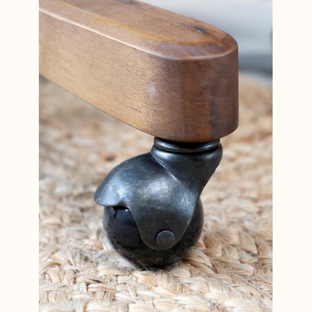 hjul og tr�fod p� klassisk kontorstol i tr�