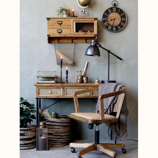 kontorstol i tr� med flet set fra vinkel ved skrivebord