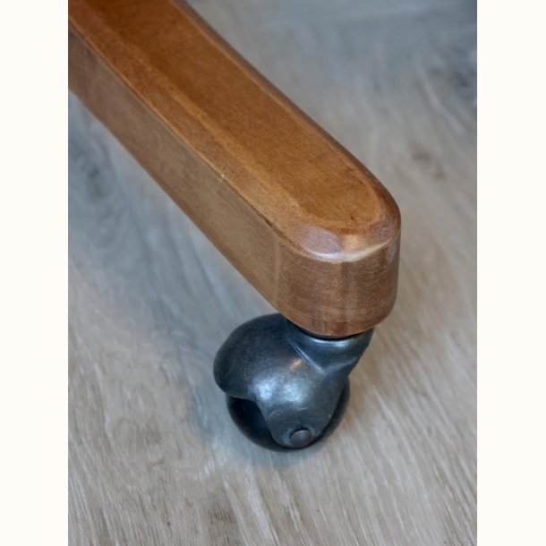 hjul og ben p� kontorstol i tr�