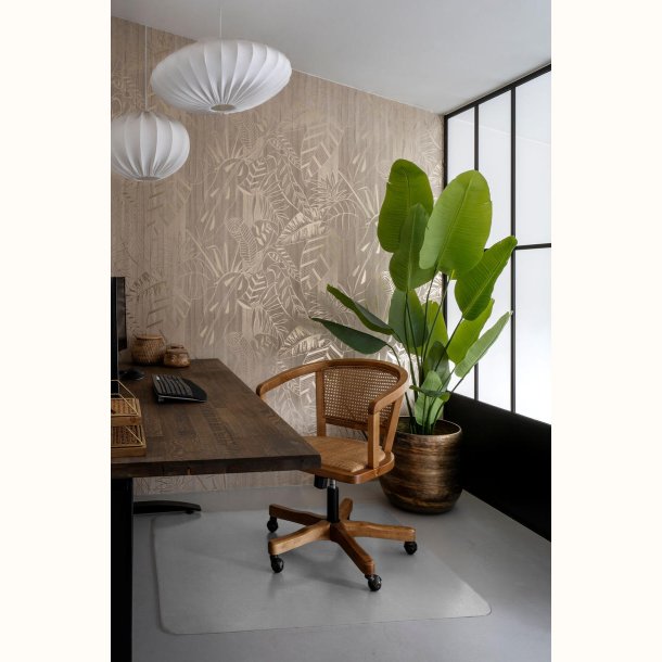 kontorstol placeret i indretning med planter og skrivebord