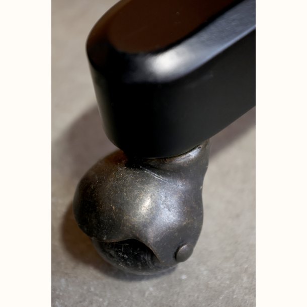 hjul og fod p� sort kontorstol i tr�