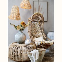 h�ngestol i natur rattan placeret i stue med dekoration