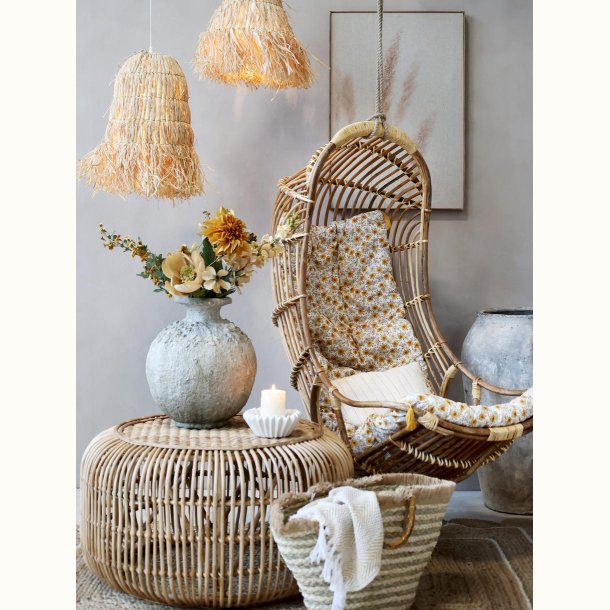 h�ngestol i natur rattan placeret i stue med dekoration