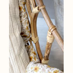 detalje af stel og samling p� h�ngestol i rattan