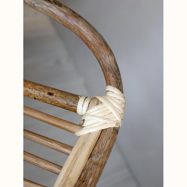 detalje af arml�n i natur rattan h�ngestol