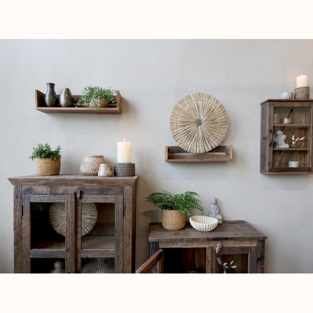 Grimaud hylde med planter og dekoration