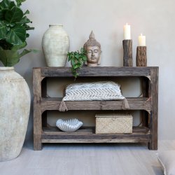Rustik reol med puder og dekoration i stue