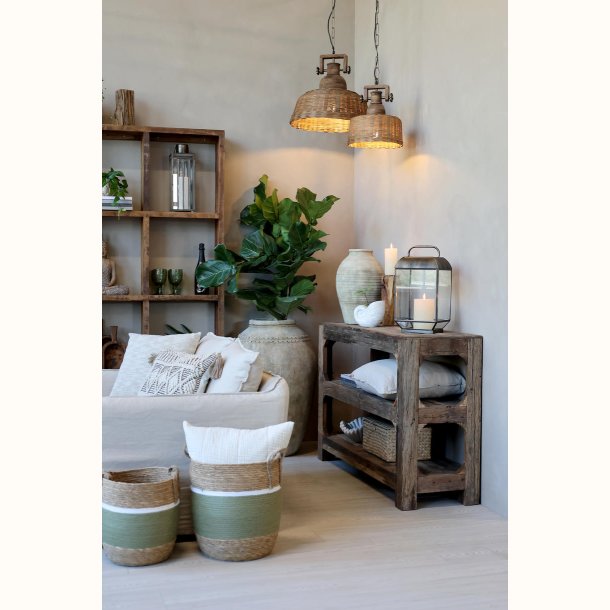 Reol i tr� med hylder ved sofa og kurve