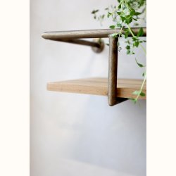 Detalje af hylde i grantr� med antique messing og vintage interi�r