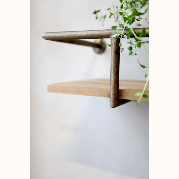 Detalje af hylde i grantr� med antique messing og vintage interi�r