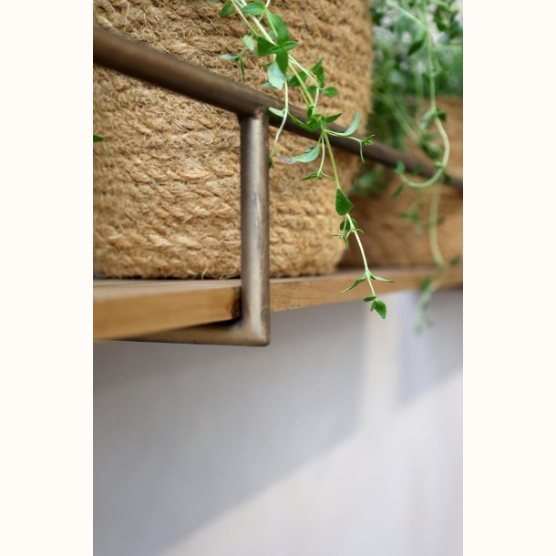 V�ghylde med naturtr� og patineret metal til klassisk indretning
