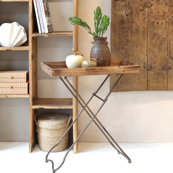 Bakkebord i naturtr� til hyggelig indretning og klassisk elegance