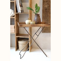Foldbart bakkebord i genbrugstr� til stuen med vintage interi�r