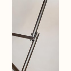Jernstel til bakkebord med rustikt design og patineret metal