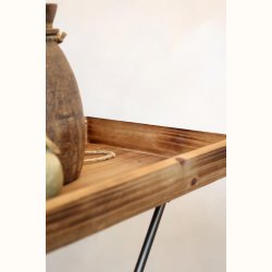 Bakkebord i genbrugstr� med rustik tr�bakke og vintage stil