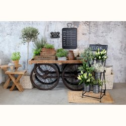 blomsterreol med blomster ved tr�vogn