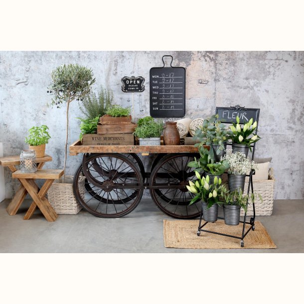 blomsterreol med blomster ved tr�vogn