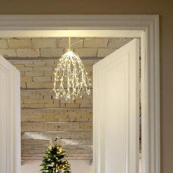 Mistelten lysk�de h�ngende i d�r�bning til julestemning