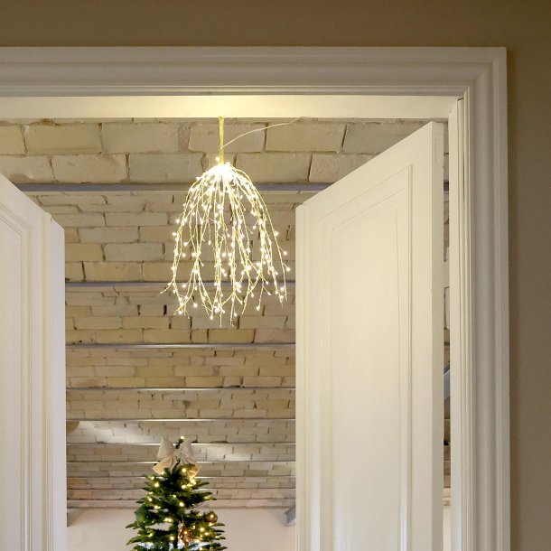 Mistelten lysk�de h�ngende i d�r�bning til julestemning
