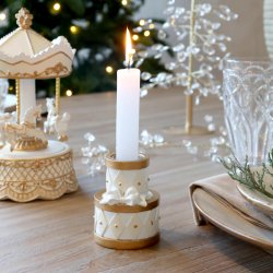 H�ndmalet No�l-stage med bedelys p� julebord