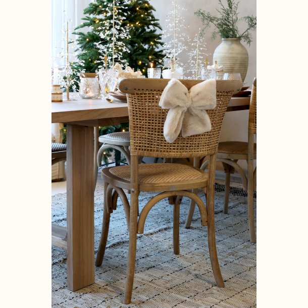 Juletr� med guldtr�d ved stole og julepynt