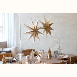 Juletr� med creme perler ved d�kket julebord