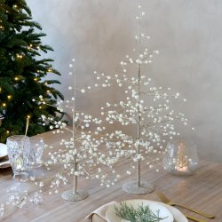 To perletr�er i creme p� bord som julepynt