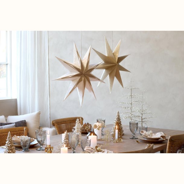 H�jt juletr� med perler ved d�kket julebord