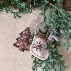 Julesok og juletr� i filt h�ngende p� gran