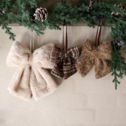 Sl�jfer i beige og mocca h�ngende p� grankrans